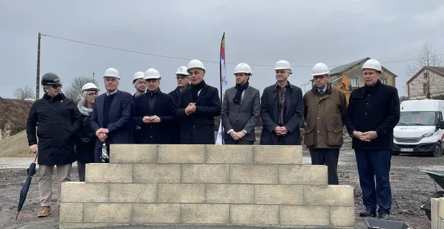 photo  la pose de la première pierre de la maison de santé a eu lieu lundi 19 janvier 2026 sur l’ancien parking de la rue saint-denis, entre la gare et le lycée raphaël-elizé à sablé-sur-sarthe.  &copy;  ouest-france 