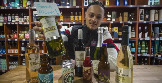 photo  le marché du sans alcool se développe chez les cavistes, comme nous le montre rémi de chez intercaves au mans.  &copy;  photo : le maine libre – denis lambert 
