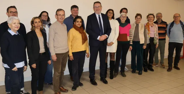photo  de gauche à droite : viviane benyakhou, johan dumur, naïma amrane-henriette, magalie berger-domingues, jean-christophe bachelier, souad degachi, arnauld de saint riquier, yves-marie hervé, gwenaëlle félicité, dominique pasteau, gilles drouyer, claudette simon, carole rouault-lemaitre, josé pastor et serge graffin.  &copy;  ouest-france 