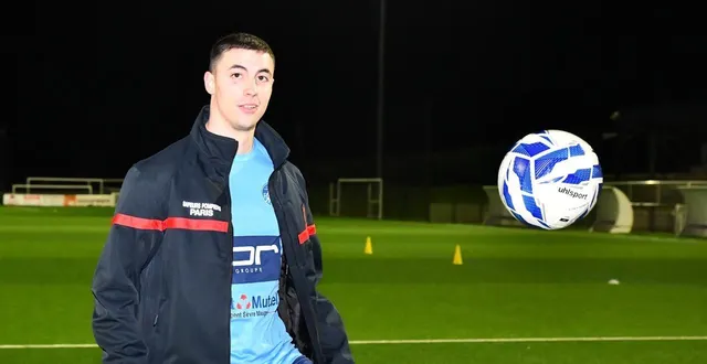 photo  pompier de paris, romaric hardy, ici à l’entraînement au stade amand-tuzelet le 13 janvier 2026, est également joueur de foot au fc nueillaubiers, en d1. et ses coéquipiers ne se sont pas gênés pour le chambrer au moment de la séance photos : « pin-pon, pin-pon ! », « c’est pour les calendriers ? ».  &copy;   co - jean-paul michenot 