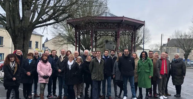 photo  rené de nicolaÿ, tête de liste, entouré de ses colistiers.  &copy;  cécilia andré 