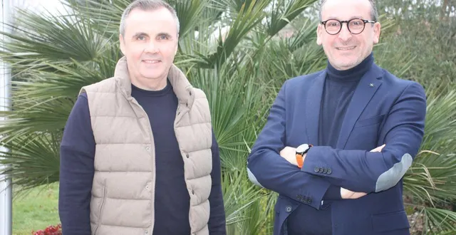 photo  anthony pineau, tête de liste de “ensemble, avançons !”, et arnaud métayer.  &copy;  ouest-france 