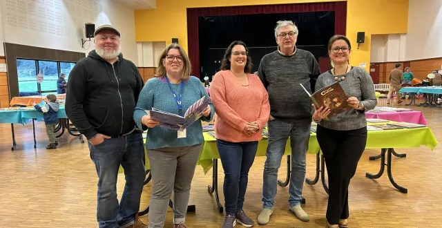 photo  le dimanche 18 janvier 2026, les bénévoles du cinéma de gourin, grégory gendron, marine besson, séverine quéméner, éric lieffrig et lætitia cloarec, ont investi le salon du livre jeunesse pour tourner les vidéos d’annonce des films à venir.  &copy;  ouest-france 