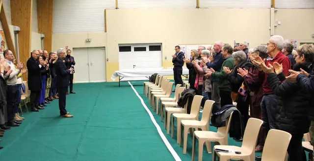 photo  la salle s’est spontanément levée pour applaudir le maire, ému, qui s’était arrêté de parler.  &copy;  ouest-france 