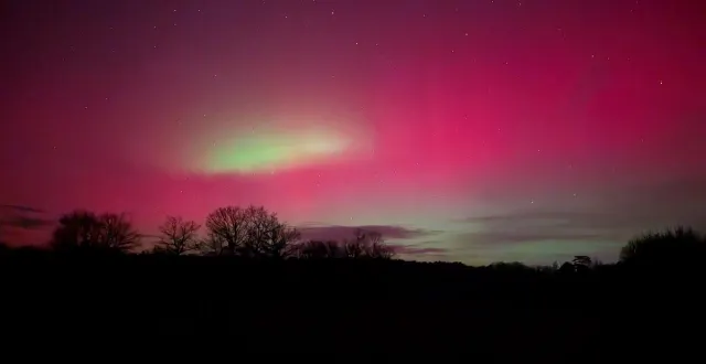 photo  bécon-les-granits, lundi 19 janvier 2026. le ciel a livré des jolies couleurs aux habitants de maine-et-loire en fin de soirée.  &copy;  document remis 