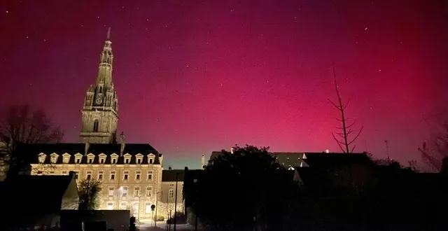 photo  une belle aurore boréale devant la basilique de sainte-anne-d’auray, dans le morbihan.  &copy;  bruno garin 