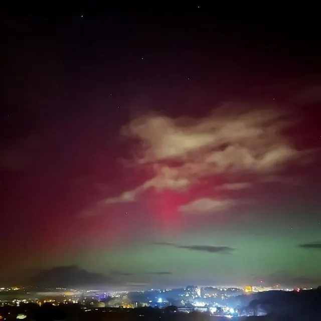 photo aurore boréale dans le ciel de quimper, dans le finistère.  ©  sophie