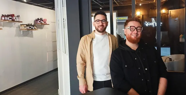 photo  a gauche, alexis hibou (dit alex) du salon alexis au masculin et alexis girard tous les deux au salon alexis le salon au féminin  &copy;  le maine libre 