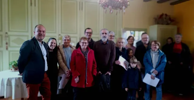 photo  sébastien huet et les lauréats du concours de fleurissement.  &copy;  le maine libre 