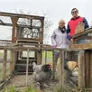 photo  guillaume julien, maire de saint-denis-sur-sarthon, et thérèse fourreau, qui s’occupe des poules. 