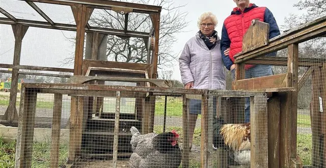 photo  guillaume julien, maire de saint-denis-sur-sarthon, et thérèse fourreau, qui s’occupe des poules.  &copy;  ouest-france 