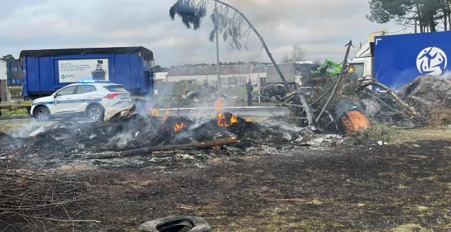 photo  ce mardi, les agents du département de la sarthe sont mobilisés pour nettoyer la chaussée après la mobilisation de la coordination rurale, la veille.  &copy;  le maine libre 