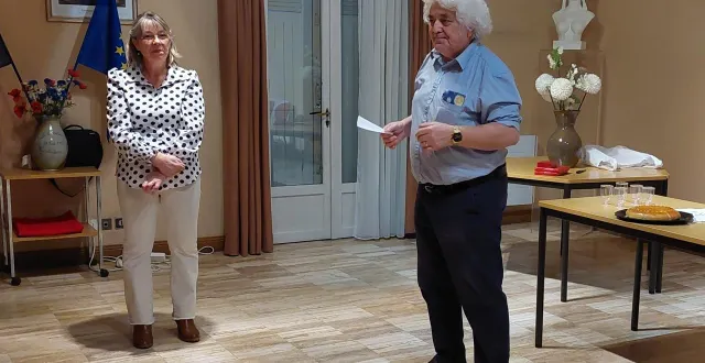 photo  cathy trouvé a reçu la médaille de la commune.  &copy;  mairie de lombron 