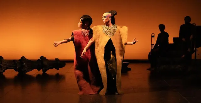 photo  nadia larcher et françois chaignaud sous le regard des musiciens.  &copy;  nina laisne 