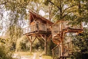 la chouette cabane pour un week-end totalement perché en mayenne