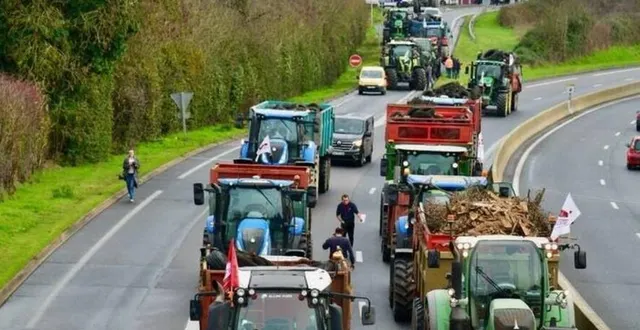 photo  près d’une cinquantaine d’agriculteurs en colère ont semé la pagaille à niort le mois dernier, vendredi 19 décembre 2025 : ils avaient déversé des bennes pleines de déchets aux portes de niort.  &copy;  co - marie delage 