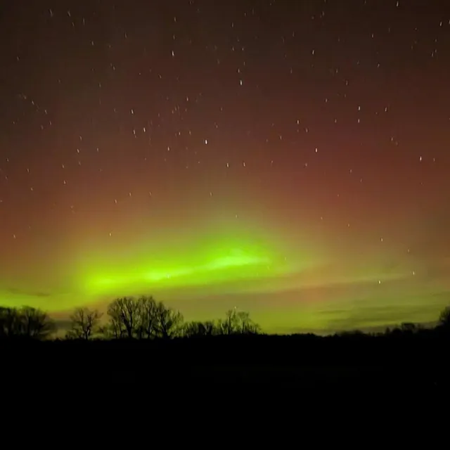 photo une aurore boréale à bécon-les-granits.  ©  noémie michel