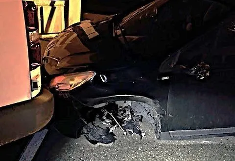 photo  la roue avant gauche a été arrachée et retrouvée 50 mètres plus loin.  &copy;  le maine libre 