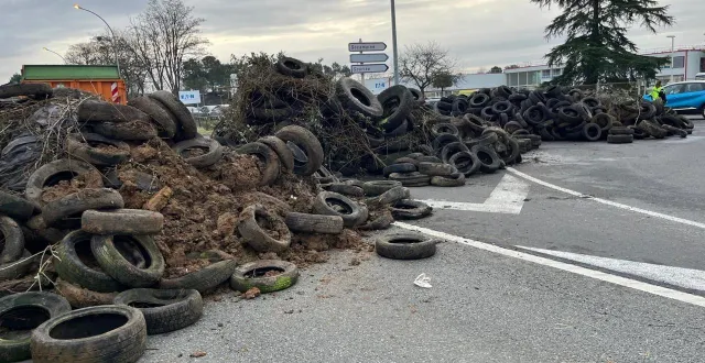 photo  la coordination rurale ne désarme pas et bloque l’accès à la socamaine à champagné depuis la soirée du 18 janvier 2026.  &copy;  le maine libre 