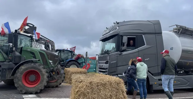 photo  les jeunes agriculteurs de l’orne bloquent ce camion-citerne remplit de lait hollandais qui sort de la rn 12.  &copy;  ouest-france 