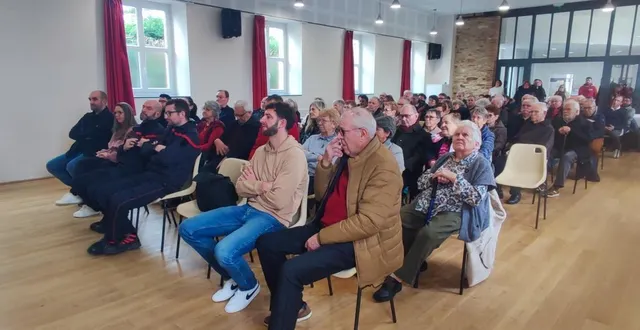 photo  la salle des tilleuls a accueil une centaine de personnes pour les vœux 2026 du maire anaël robert.  &copy;  ouest-france 