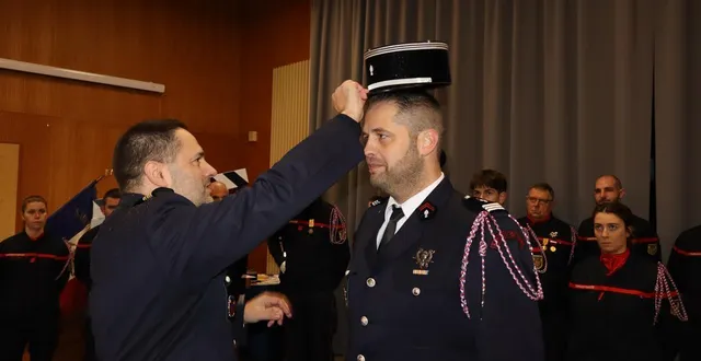 photo  c’est le lieutenant-colonel jean-françois lièvre qui a remis le grade et le nouveau képi au désormais capitaine alexandre gaignon.  &copy;  le maine libre 