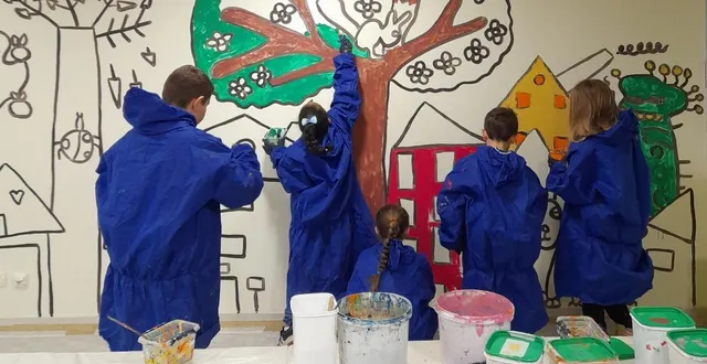 photo  les élèves ont pris beaucoup de plaisir à colorier leurs maisons selon un plan préparé par la fresquiste alice hervé.  &copy;  ouest-france 