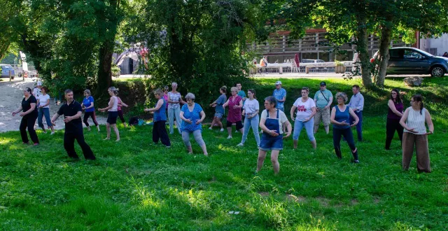 photo  un groupe de participants à un atelier de taï-chi, à saint-sulpice, en juin 2025, lors de la journée ouverte au public et à d’autres intervenants sportifs du bassin de vie.   &copy;  ouest-france 