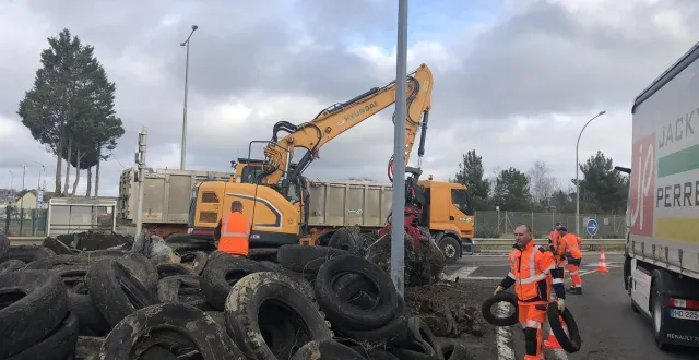 photo  aux alentours de 11 h, ce mardi 20 janvier 2026, les agents du conseil départemental s’activent pour nettoyer les déchets laissés par les agriculteurs après la fin de leur mobilisation, le matin même à champagné, près du mans (sarthe).  &copy;  ouest-france 
