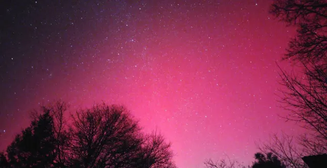 photo  une aurore boréale à saint-jean-de-savigny (manche)  &copy;  laurianne briand 