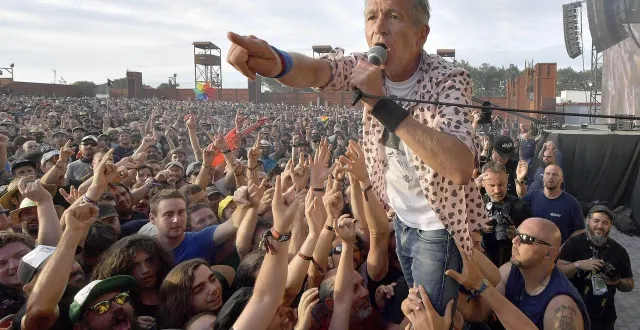 photo  le fantasque didier wampas, ici au hellfest à clisson (loire-atlantique) en 2019, toujours au plus près de son public.  &copy;  archives jérôme fouquet/ouest-france 