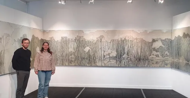 photo  julien rullier, chargé de réalisation et réalisation, et hélène rouaux, médiatrice culturelle, devant l’œuvre monumentale d’ashley ashford- brown au centre culturel de la laverie.  &copy;  ouest-france 