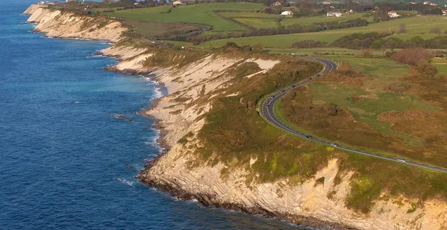 photo  dans les pyrénées-atlantiques, la route de la corniche (ici en 2017), menacée par l’érosion, pourrait être déplacée dans les terres.  &copy;  pascal le doare / photononstop via afp 