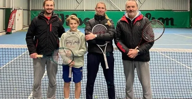 photo  sur les courts de la venaiserie, mathew avec les 3 entraîneurs du club, clément douay, anaëlle lepinay, actuellement en formation, qui a été sélectionnée aux petits as en 2 015, et hugues guerraud.  &copy;  ouest-france 
