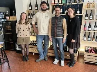 photo  nina, paul, guillaume et sacha : la jeune équipe se lance dans l’aventure avec dynamisme.  &copy;  la cave du moulin bateau 