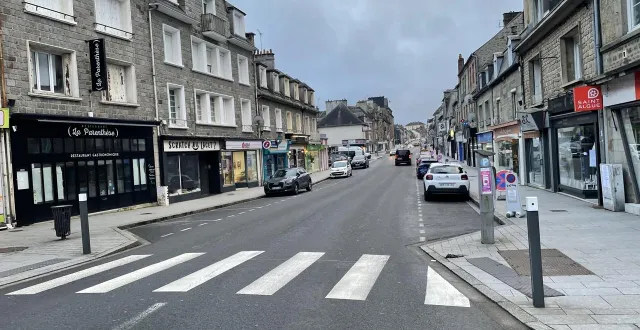 photo  le stationnement dans une partie rue de domfront sera interdit mercredi 21 et jeudi 22 janvier 2026 à flers, dans l’orne.  &copy;  ouest-france 