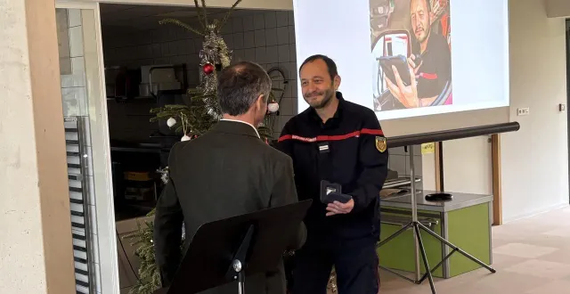 photo  le maire a remis la médaille de la commune au pompier frédéric poirrier lors des voeux.  &copy;  ouest-france 