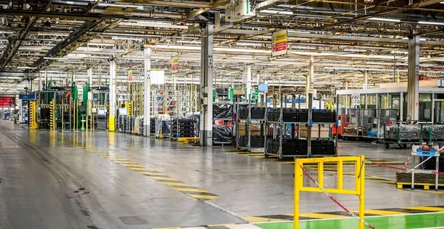 photo  à l’usine renault du mans, on ne fabriquera bientôt pas que des châssis de voitures.  &copy;   archives le maine libre - yvon loué 
