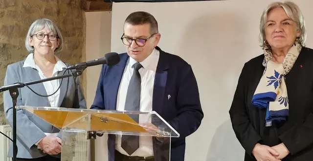 photo  claudine bellenger (cdc), le maire pierre chivard, et valérie alain (département) : une équipe de choc au service de carrouges.  &copy;  ouest-france 