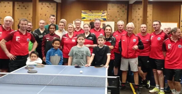 photo  xavier boulay, deuxième à gauche au premier plan, entouré des participants au tournoi.  &copy;  ouest-france 