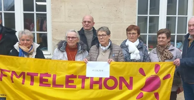 photo  les bénévoles du téléthon et de l’association familiale réunis pour un don à l’afm.  &copy;  ouest-france 