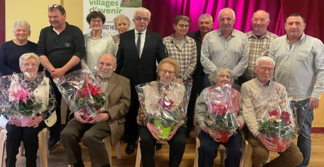 photo  à l’heure du dessert, le conseil municipal a mis à l’honneur les doyens : simonne flamion, andré brassier, jeannine collin, jacqueline roisnel et jean moulin (assis, de gauche à droite).  &copy;  ouest-france 