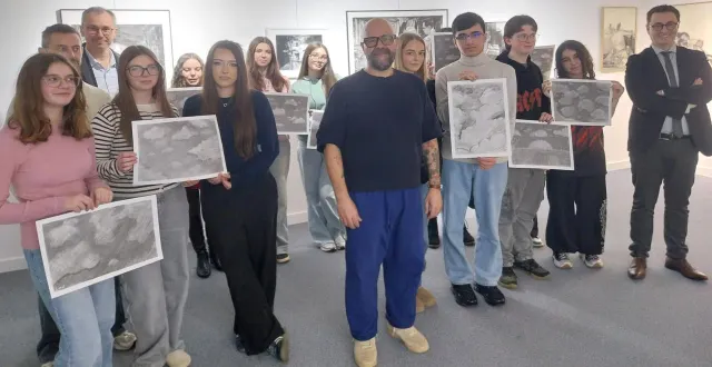 photo  les lycéens de classe de seconde de l’option métiers de la couture et de la confection ont dessiné au fusain, après avoir installé des œuvres de samuel martin.  &copy;  ouest-france 