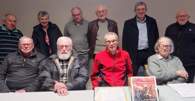 photo  les philatélistes, avec au premier rang à partir de la droite, colette graindorge, secrétaire ; hervé maussion, vice-président et trésorier et jean-pierre lemarchand, vice-président.  &copy;  ouest-france 