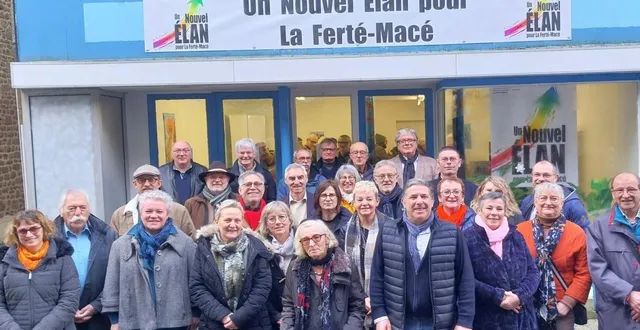 photo  les candidats de la liste un nouvel élan pour la ferté macé, devant leur local de campagne au 29, rue d’hautvie.  &copy;  ouest-france 