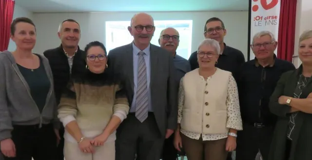 photo  jacky marchand, maire de trangé, entouré des élus de la municipalité, lors de ses derniers vœux.  &copy;  le maine libre 