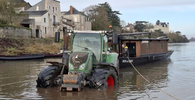 photo  sur le quai gambetta, une douzaine de bénévoles de l’association du cinquième vent a remis la toue cabanée rêve de gosse à la loire ce vendredi 16 janvier.  &copy;  ouest-france 