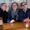 photo  de gauche à droite, jacqueline réthoré et michel paye, respectivement trésorière et président de l’association ourika solidaire ; et marc noujaim, acteur de la troupe des r’culéens. 