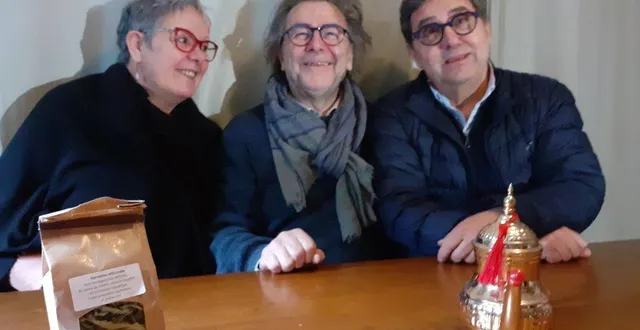 photo  de gauche à droite, jacqueline réthoré et michel paye, respectivement trésorière et président de l’association ourika solidaire ; et marc noujaim, acteur de la troupe des r’culéens.  &copy;  ouest-france 