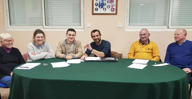 photo  passation symbolique des clés du comité des fêtes.  &copy;  le maine libre 